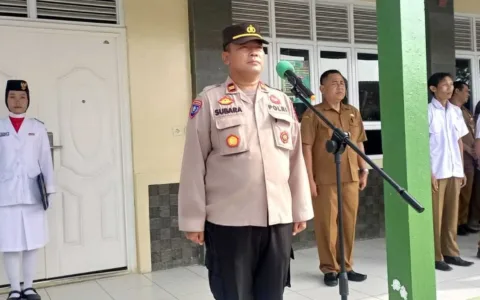 Kasat Binmas Polres Lebak Pimpin Upacara,Berikan Pembinaan Di SMKN 1 Rangkasbitung