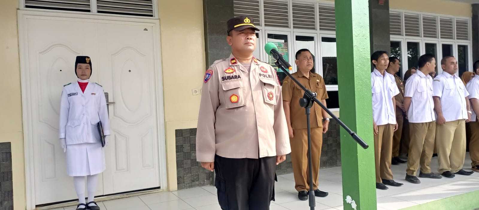 Kasat Binmas Polres Lebak Pimpin Upacara,Berikan Pembinaan Di Smkn 1 Rangkasbitung