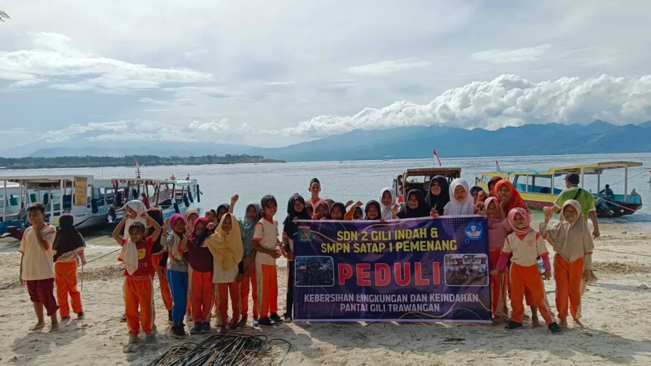 Siswa SD dan SMP Satap Gili Trawangan Gelar Bersih Lingkungan Pantai