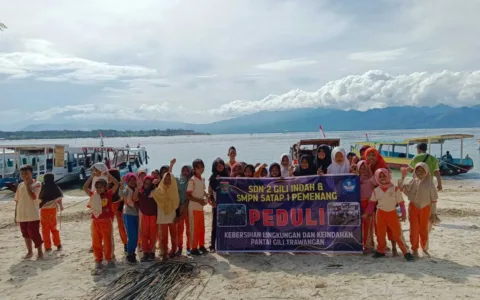 Siswa SD dan SMP Satap Gili Trawangan Gelar Bersih Lingkungan Pantai