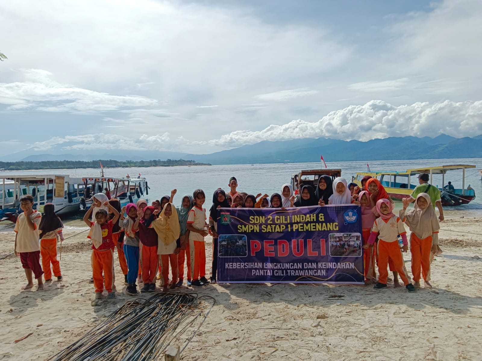 Siswa Sd Dan Smp Satap Gili Trawangan Gelar Bersih Lingkungan Pantai