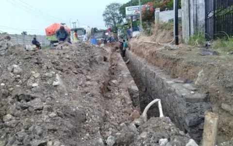 PARAH BENER…Proyek Jalan Drainase di Jawilan Langgar Aturan