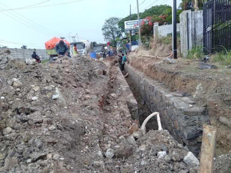 Parah Bener...!Proyek Jalan Drainase Di Jawilan Langgar Aturan