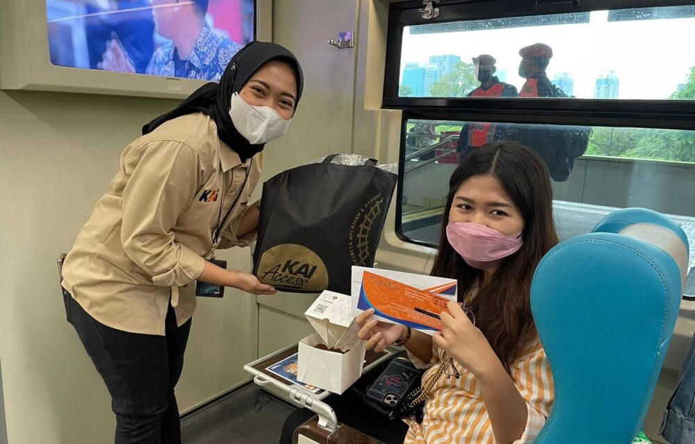 Hari Pahlawan, Petugas Stasiun Gambir Dan Pasar Senen Layani Penumpang Pakai Kostum Pahlawan