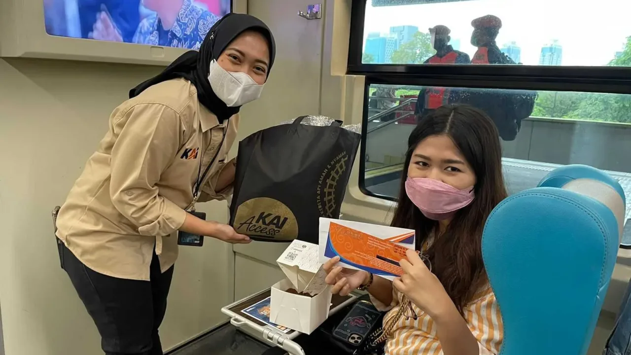 Hari Pahlawan, Petugas Stasiun Gambir dan Pasar Senen Layani Penumpang Pakai Kostum Pahlawan