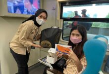 Hari Pahlawan, Petugas Stasiun Gambir Dan Pasar Senen Layani Penumpang Pakai Kostum Pahlawan