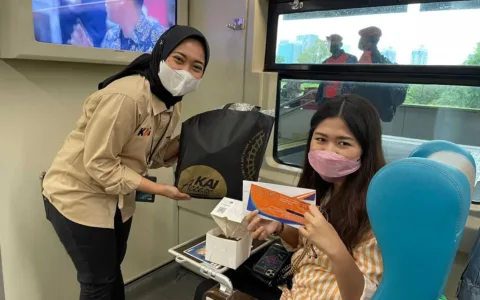 Hari Pahlawan, Petugas Stasiun Gambir dan Pasar Senen Layani Penumpang Pakai Kostum Pahlawan