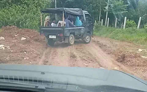 PARAH BENER…Jalan Bergelombang di Curugbitung Lebak Akibat Galian Tanah