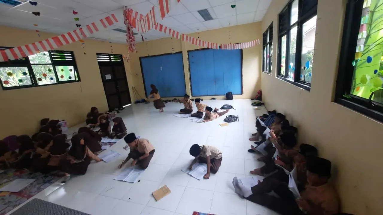 Cerita Siswa MIN 2 Serang Belajar di Lantai