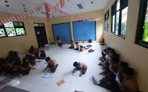 Cerita Siswa MIN 2 Serang Belajar di Lantai
