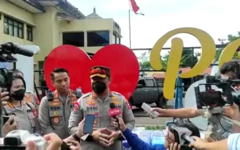 MANTAP PAK...!Kapolri Peduli Gempa di Cianjur