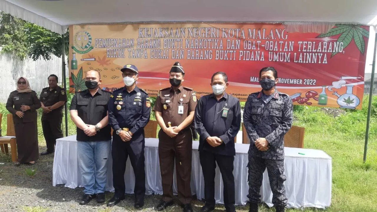 SIKAT HABIS…Kejari Kota Malang Musnahkan Obat Terlarang