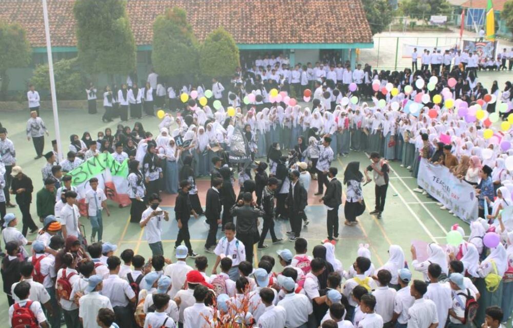 Peringati Hari Guru, Pelajar Sman 21 Sukadiri Bikin Kejutan