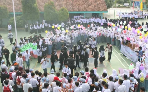 Peringati Hari Guru, Pelajar SMAN 21 Sukadiri Bikin Kejutan