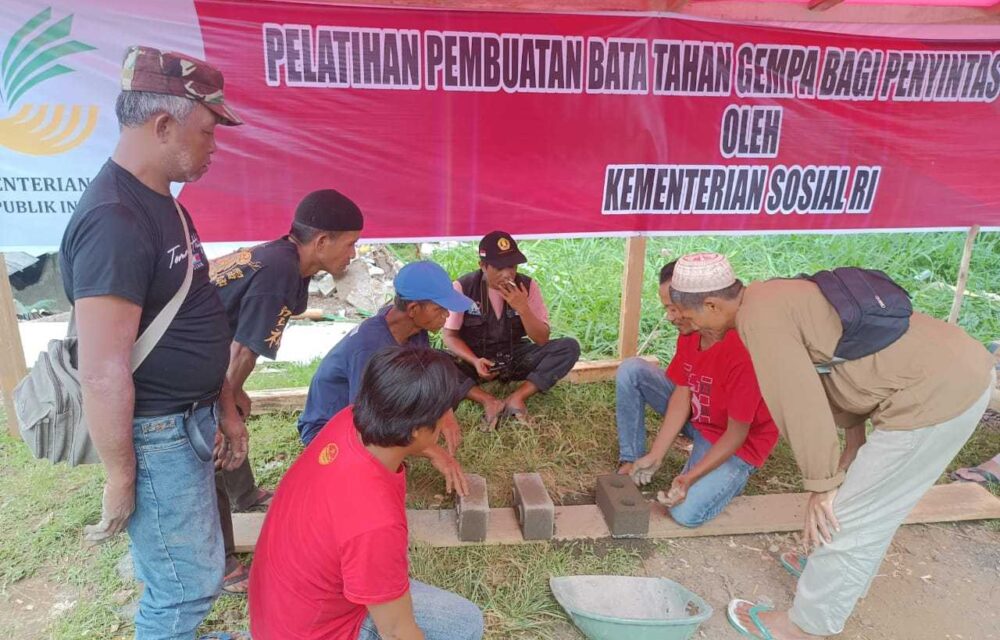 Fasilitasi Peluang Usaha, Kemensos Latih Penyintas Gempa Cianjur Buat Bata Tahan Gempa