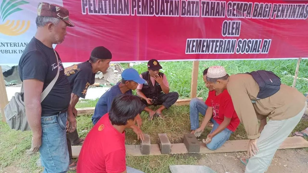 Fasilitasi Peluang Usaha, Kemensos Latih Penyintas Gempa Cianjur Buat Bata Tahan Gempa