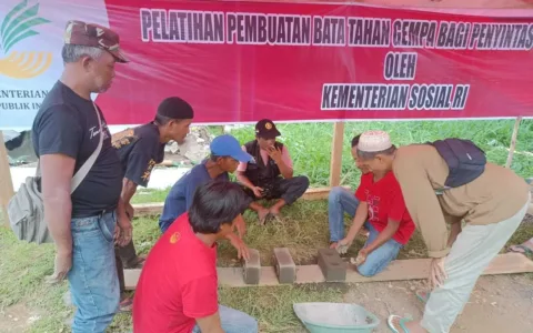 Fasilitasi Peluang Usaha, Kemensos Latih Penyintas Gempa Cianjur Buat Bata Tahan Gempa