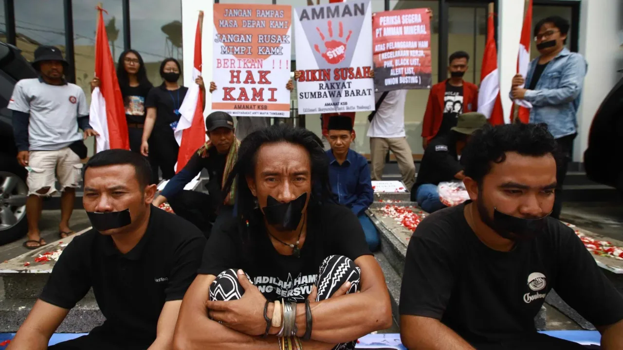 Puluhan Kobran PT AMNT Mogok Makan di Depan Komnas HAM
