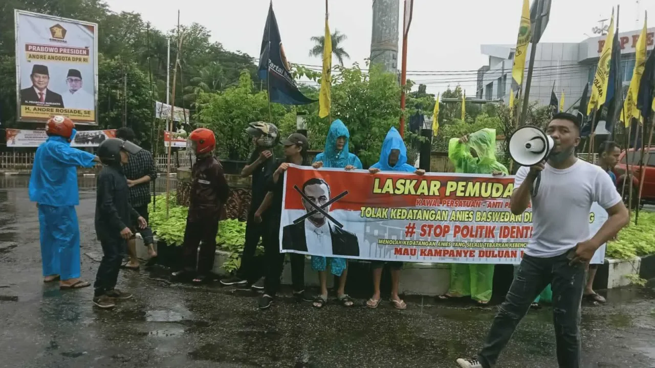 TOLAK…Massa Aksi Tak Terima Sumatera Barat Dikunjungi Anies Baswedan