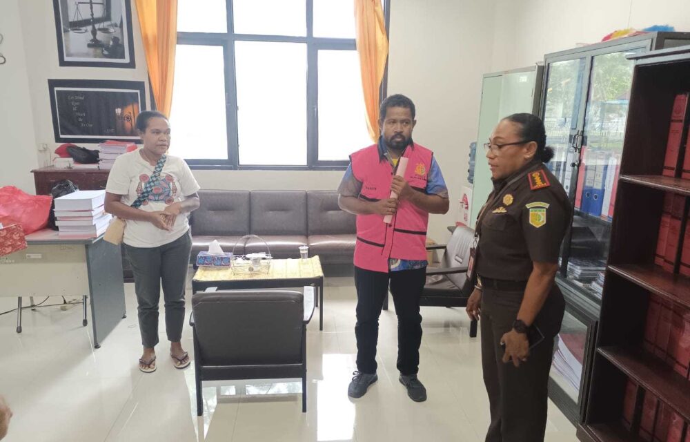 Sikat...!Kajari Biak Numfor Terima Tersangka Dan Barang Bukti Kasus Korupsi