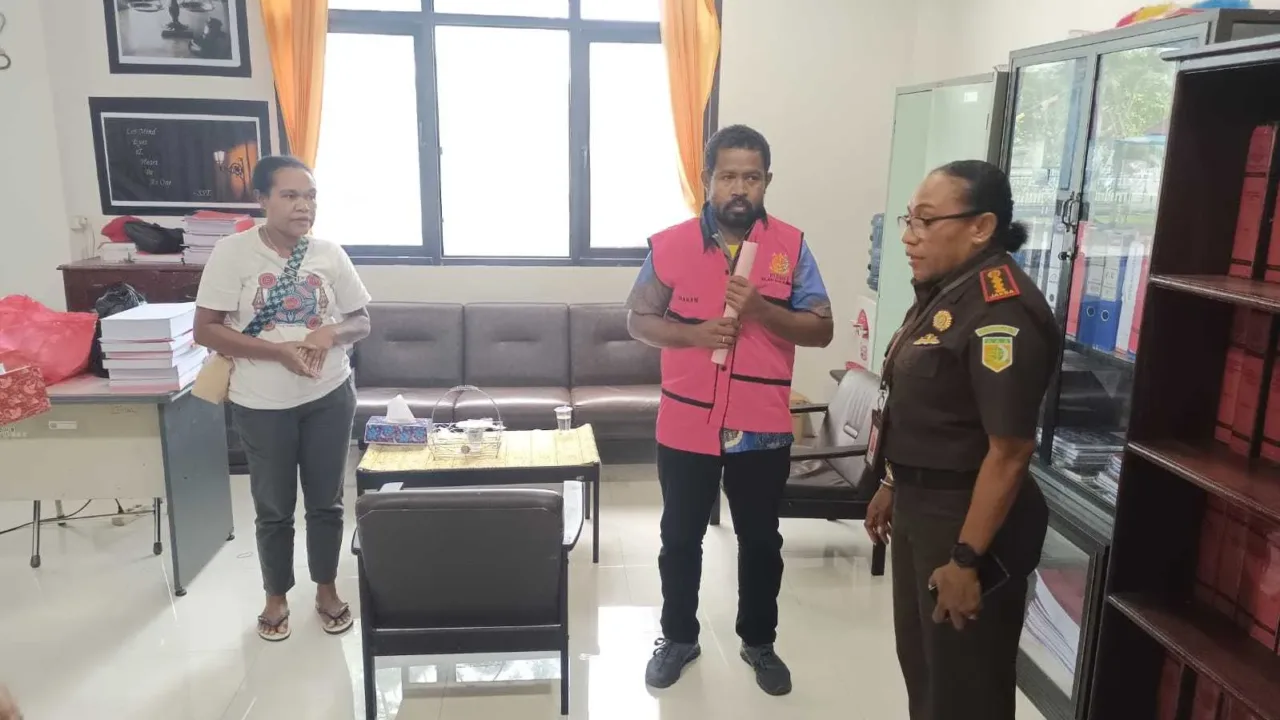 SIKAT…Kajari Biak Numfor Terima Tersangka dan Barang Bukti Kasus Korupsi