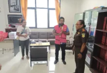 SIKAT…Kajari Biak Numfor Terima Tersangka dan Barang Bukti Kasus Korupsi