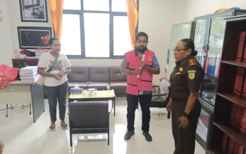 SIKAT…Kajari Biak Numfor Terima Tersangka dan Barang Bukti Kasus Korupsi