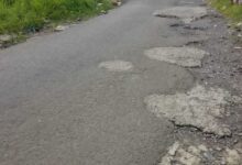 Buset , Warga Keluhkan Jalan Bergelombang Depan Terminal Cadasari Nyoreang