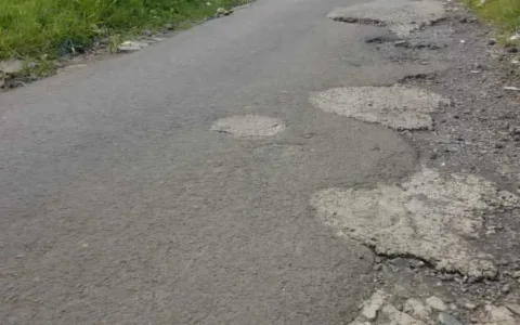 Buset, Warga Keluhkan Jalan Bergelombang Depan Terminal Cadasari Nyoreang