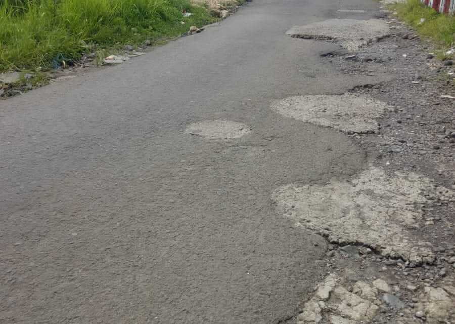 Buset , Warga Keluhkan Jalan Bergelombang Depan Terminal Cadasari Nyoreang