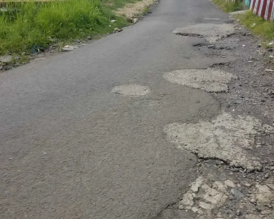 Buset, Warga Keluhkan Jalan Bergelombang Depan Terminal Cadasari Nyoreang