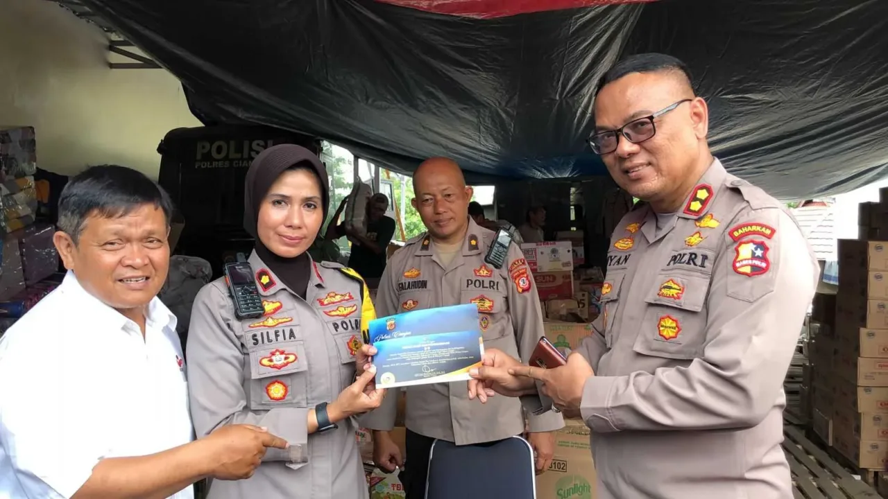 POLRI DAN FKDB SALURKAN BANTUAN KORBAN GEMPA CIANJUR