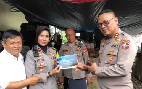 POLRI DAN FKDB SALURKAN BANTUAN KORBAN GEMPA CIANJUR