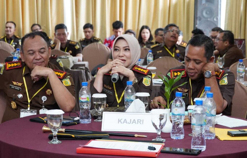 Kajari Cantik Di Batam Terima Penghargaan Dari Kajati Kepri, Ternyata Ini Penyebabnya