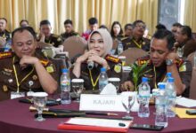 Kajari Cantik Di Batam Terima Penghargaan Dari Kajati Kepri, Ternyata Ini Penyebabnya