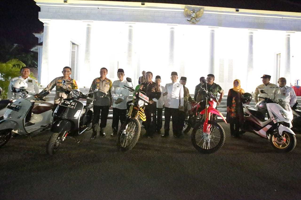 Pantau Malam Natal, Pj Gubernur Banten Al Muktabar Kendarai Motor Trail