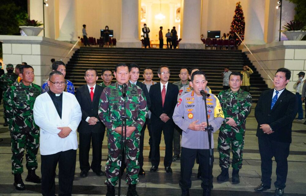 Tinjau Gereja Di Malam Natal, Kapolri Pastikan Tni-Polri Beri Rasa Aman Sepanjang Nataru