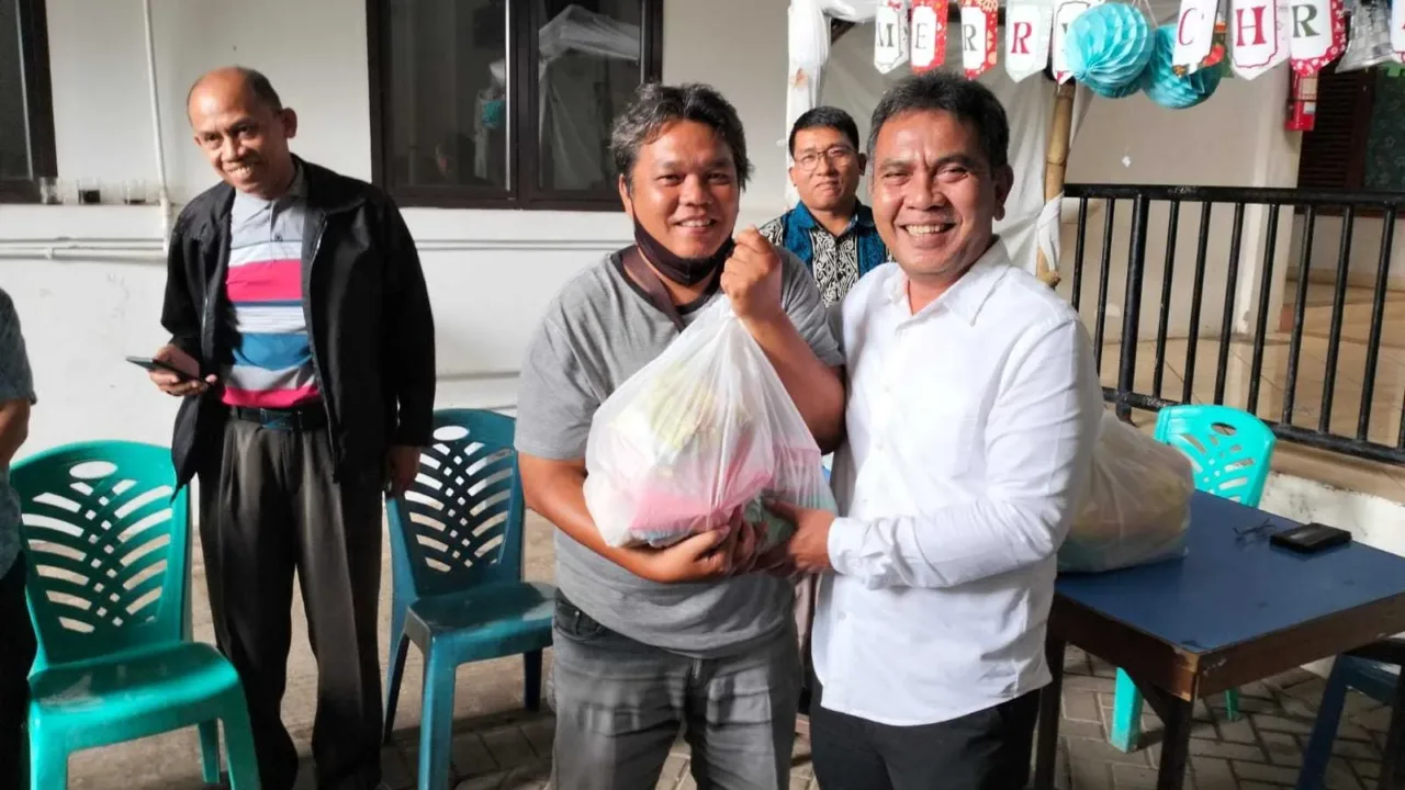 KEREN…PDT Helbin Bancin Peduli Warga di Hari Natal