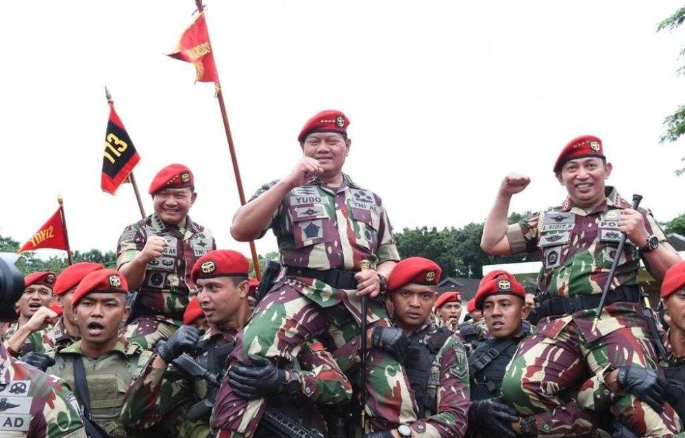 Panglima Tni Dan Kapolri Terima Sangkur Komando Kopassus