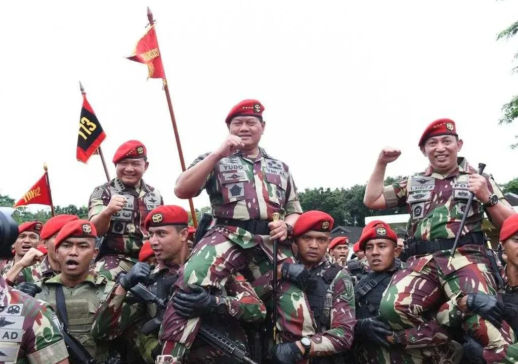 Panglima TNI dan Kapolri Terima Sangkur Komando Kopassus