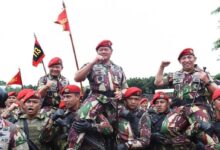 Panglima Tni Dan Kapolri Terima Sangkur Komando Kopassus