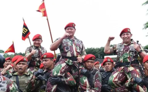 Panglima TNI dan Kapolri Terima Sangkur Komando Kopassus