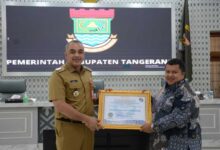 Bupati Zaki Terima Penghargaan Dari Ombudsman Ri