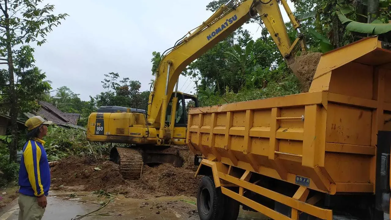 Aksi Gerak Cepat UPTD PJJ Wilayah Pandeglang Tangani Jalan Amblas.