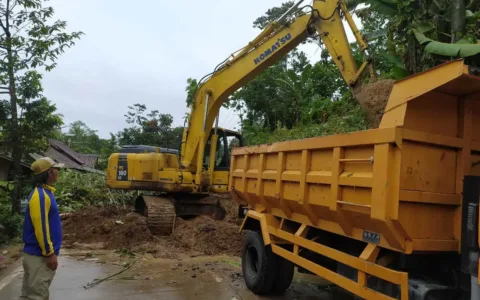 Aksi Gerak Cepat UPTD PJJ Wilayah Pandeglang Tangani Jalan Amblas.