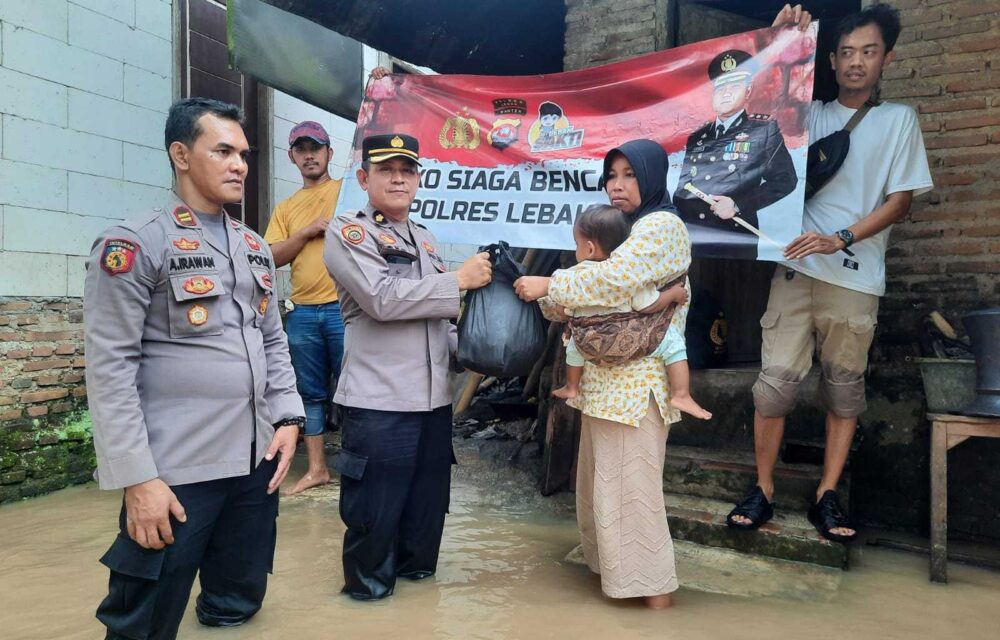 Mantapp..!! Polres Lebak Memberikan Bantuan Pada Masyarakat Cimarga Yang Terdampak Banjir