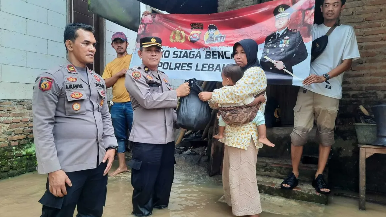 Mantapp. Polres Lebak Memberikan Bantuan Pada Masyarakat Cimarga Yang Terdampak Banjir
