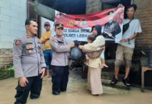 Mantapp. Polres Lebak Memberikan Bantuan Pada Masyarakat Cimarga Yang Terdampak Banjir