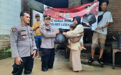 Mantapp. Polres Lebak Memberikan Bantuan Pada Masyarakat Cimarga Yang Terdampak Banjir