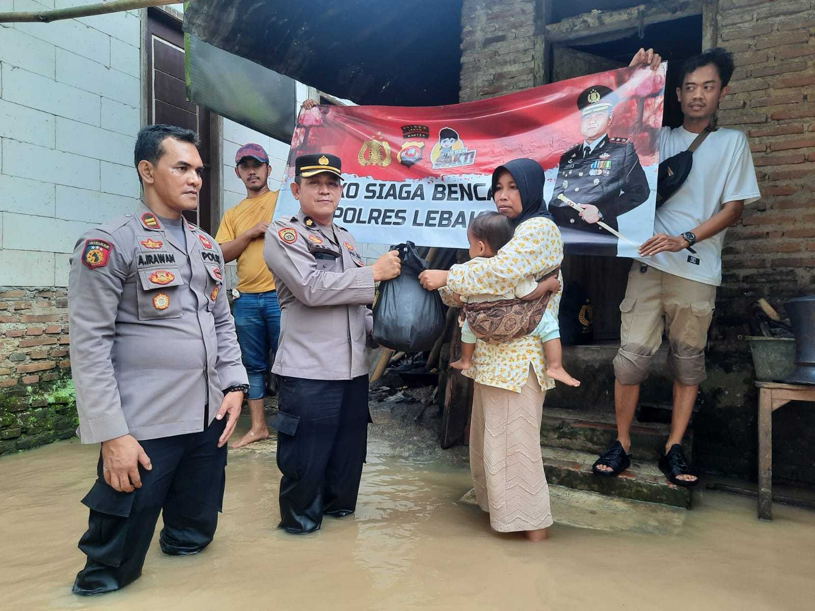 Mantapp..!! Polres Lebak Memberikan Bantuan Pada Masyarakat Cimarga Yang Terdampak Banjir